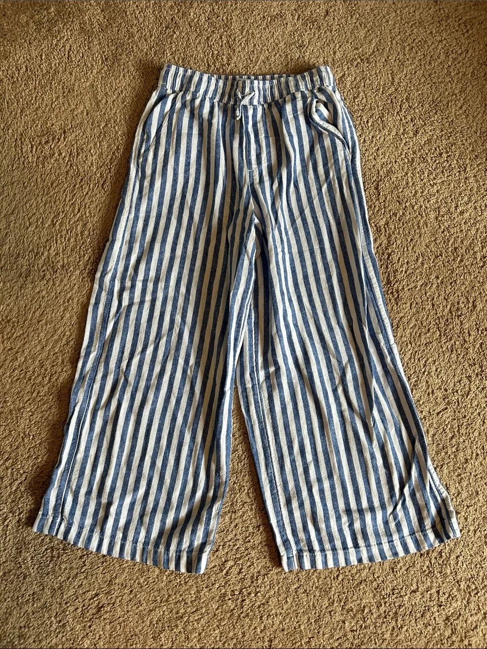 Old Navy Blue and White Striped Cropped Wide-Leg Pants